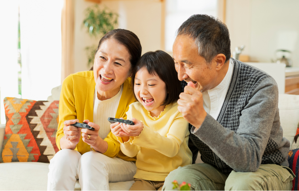 家族が笑顔で団らんする様子の写真