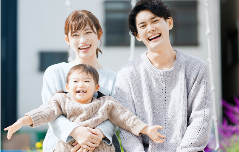 家族が寄り添う様子の写真