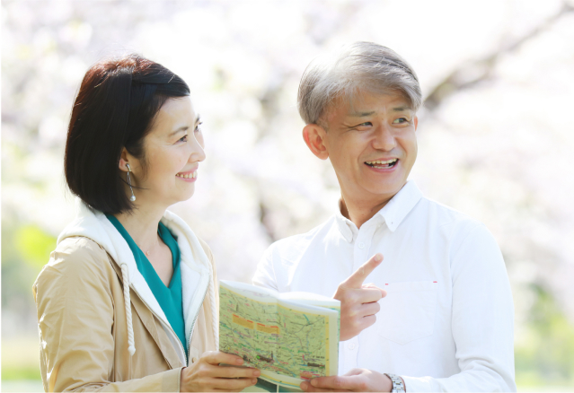 屋外で笑顔を見せる家族の写真